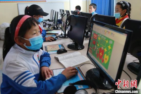 圖為鄉(xiāng)村學(xué)校少年宮的孩子們正在上電腦課?！〔抛尡尽z