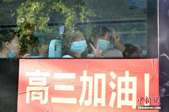資料圖：2020年7月，廣西南寧沛鴻民族中學(xué)內(nèi)，高三學(xué)生乘坐高考專車前往考點(diǎn)。 中新社記者 俞靖 攝