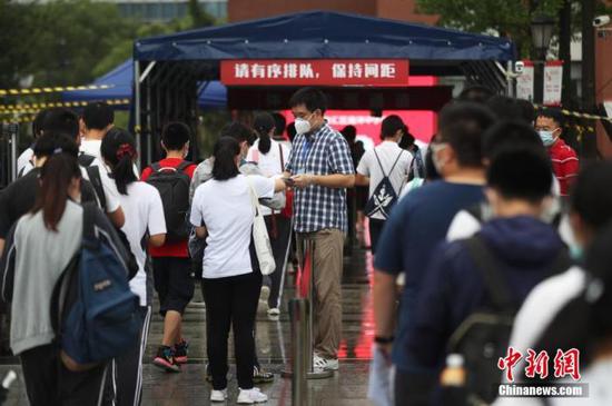 資料圖：2020年7月，上?？忌饺敫呖伎紙?chǎng)。張亨偉 攝