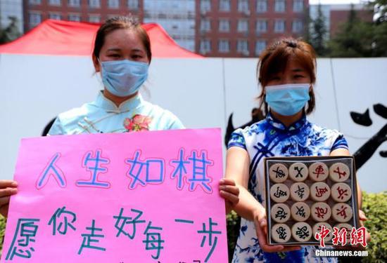 資料圖：2020年7月河南鄭州一高考考點(diǎn)，考生家長(zhǎng)送考 中新社記者 王中舉 攝