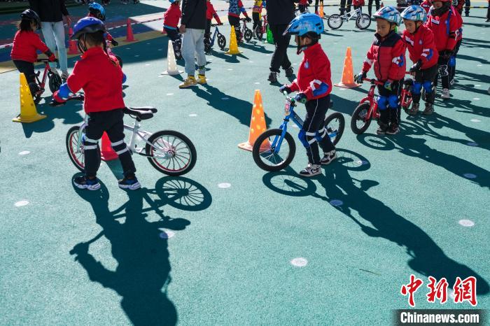 圖為拉薩市實驗幼兒園孩子們正在練習(xí)滑步車?！『闻罾?攝