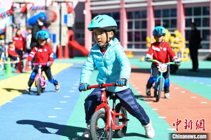 圖為拉薩市實驗幼兒園孩子們正在練習(xí)滑步車?！『闻罾?攝