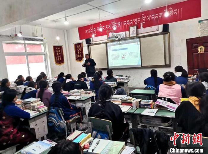 學(xué)生在免費(fèi)輔導(dǎo)班上課?！∧岈敵?攝
