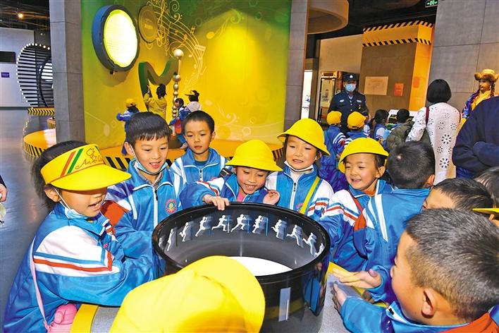 圖為10月29日，一年級的同學們在科技館參觀體驗。李洲 攝.jpg