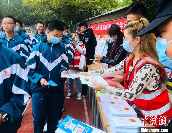 圖為西寧市法制宣傳進校園?！∥鲗幨谐俏鲄^(qū)供圖