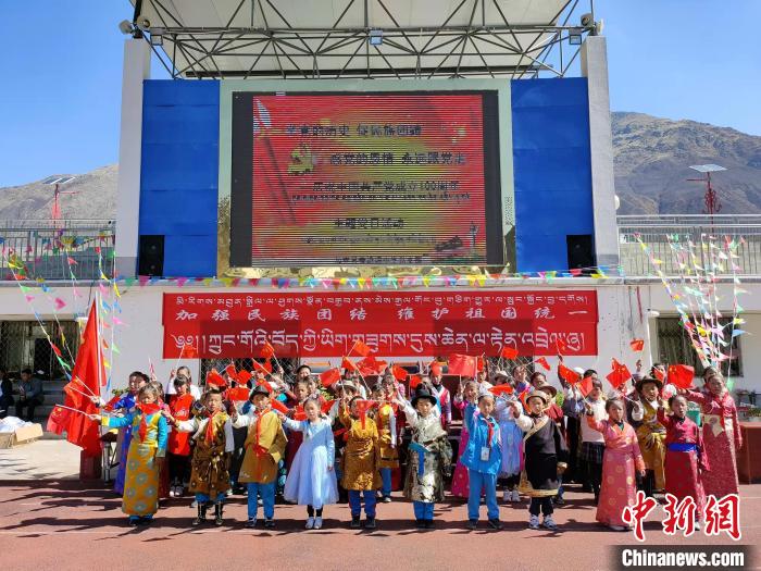 圖為加查縣安繞鎮(zhèn)小學(xué)各民族代表學(xué)生齊唱紅歌。　安繞鎮(zhèn)小學(xué)供圖