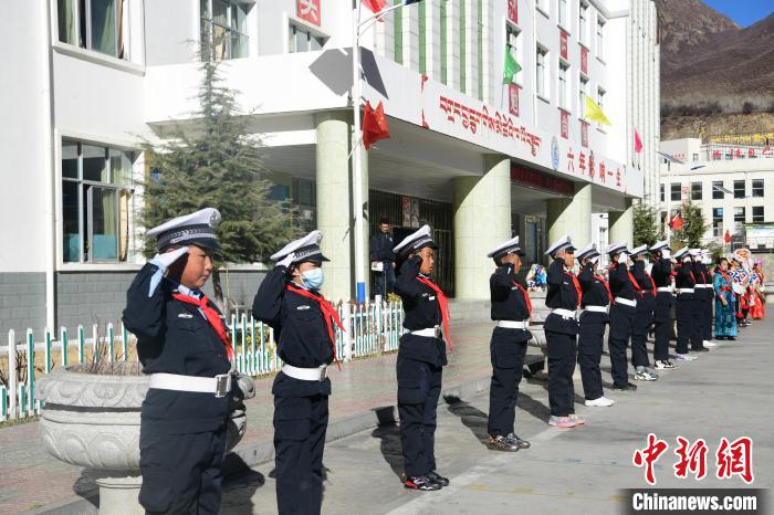 圖為加查縣安繞鎮(zhèn)小學(xué)學(xué)生爭(zhēng)當(dāng)“小交警”體驗(yàn)交警工作?！∝暩聛?lái)松 攝
