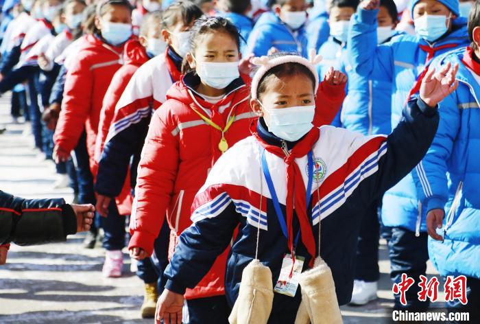 圖為學(xué)生跳起歡快的藏族舞蹈迎接新學(xué)期?！●R銘言 攝