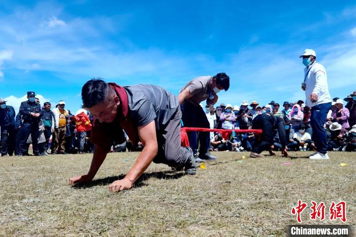 圖為當?shù)孛癖娺M行押加比賽。　李雋 攝