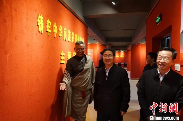 資料圖為參觀鑄牢中華民族共同體意識(shí)主題展?！『F龍 攝