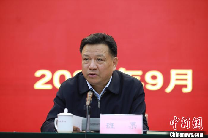 圖為青海省委常委、統(tǒng)戰(zhàn)部部長(zhǎng)班果出席會(huì)議并講話(huà)?！『F龍 攝