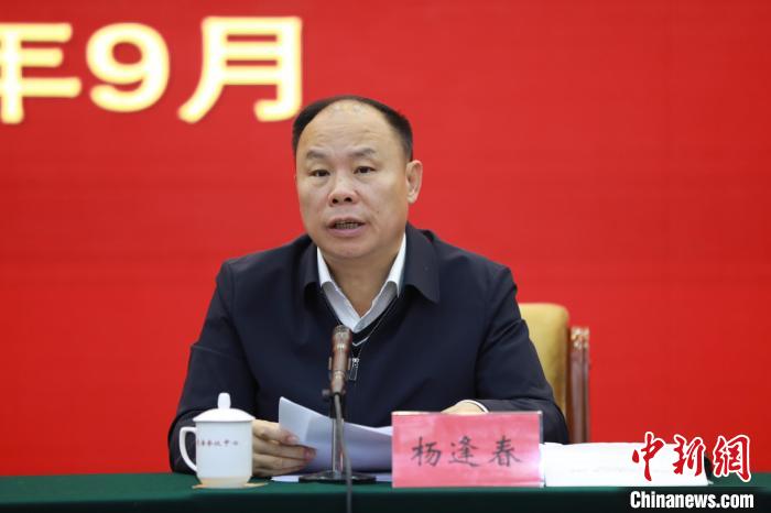 圖為青海省副省長(zhǎng)楊逢春主持會(huì)議并講話(huà)?！『F龍 攝