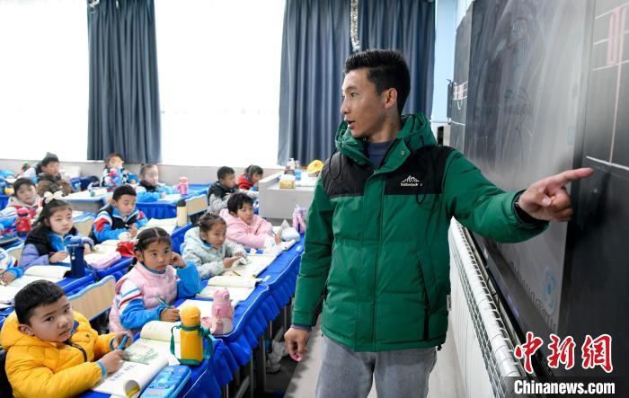 3月14日，西藏拉薩市第一小學(xué)藏語(yǔ)文老師拉巴次仁在課堂上?！±盍?攝