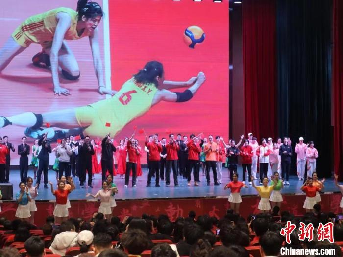 2023年全國(guó)青少年女排集訓(xùn)閉幕式現(xiàn)場(chǎng)?！√旖蝮w育學(xué)院供圖