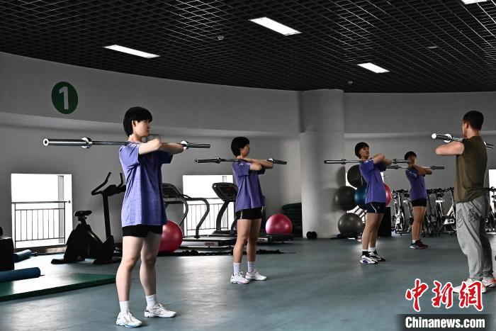 圖為全國(guó)青少年女排在天津進(jìn)行集訓(xùn)?！√旖蝮w育學(xué)院供圖