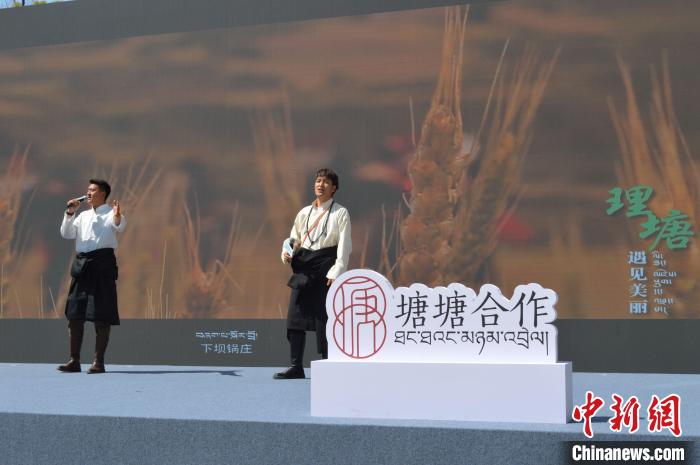 “康巴漢子”現(xiàn)場獻(xiàn)唱?！≈炝杞?攝