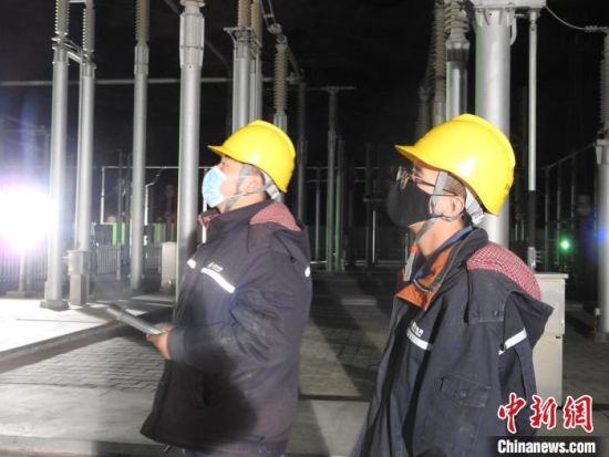 圖為5月10日凌晨，國(guó)網(wǎng)青海檢修公司柴達(dá)木換流站運(yùn)維人員在進(jìn)行柴拉直流系統(tǒng)停電操作?！∫杂?攝