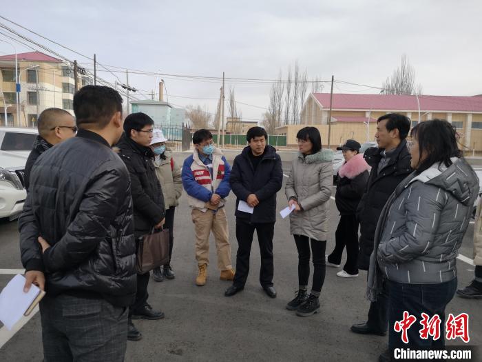 圖為青海大學(xué)工作人員正在現(xiàn)場(chǎng)考察該項(xiàng)目進(jìn)行情況?！±罱瓕?攝