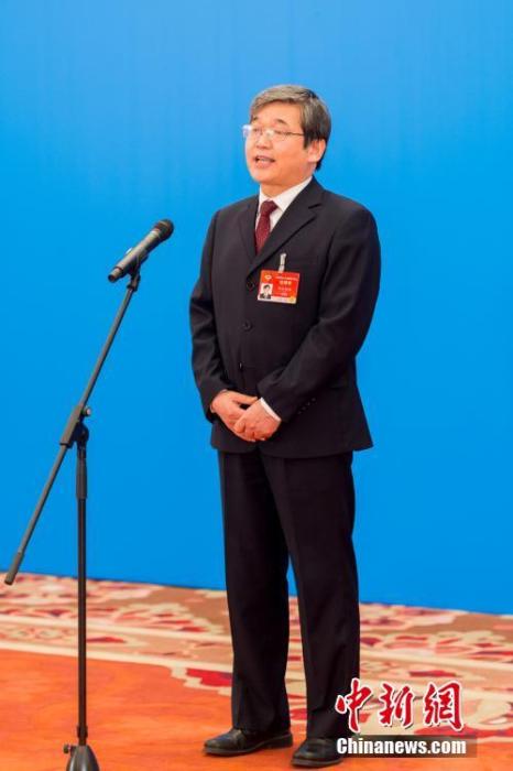 3月10日，全國政協(xié)十三屆四次會議第三場“委員通道”采訪活動在北京人民大會堂新聞發(fā)布廳舉行。圖為全國政協(xié)委員阿拉坦倉通過網(wǎng)絡(luò)視頻方式接受媒體采訪。<a target='_blank' ><p  align=