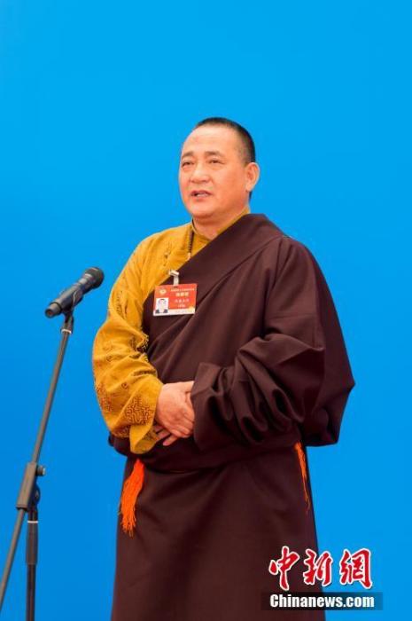 3月10日，全國政協(xié)十三屆四次會議第三場“委員通道”采訪活動在北京人民大會堂新聞發(fā)布廳舉行。圖為全國政協(xié)委員洛桑山丹通過網(wǎng)絡(luò)視頻方式接受媒體采訪。<a target='_blank' ><p  align=