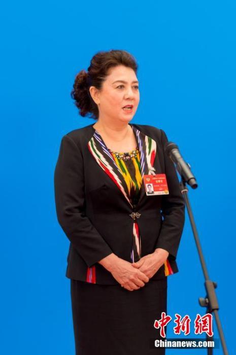 3月10日，全國政協(xié)十三屆四次會議第三場“委員通道”采訪活動在北京人民大會堂新聞發(fā)布廳舉行。圖為全國政協(xié)委員古麗帕麗·阿不都拉通過網(wǎng)絡(luò)視頻方式接受媒體采訪。<a target='_blank' ><p  align=