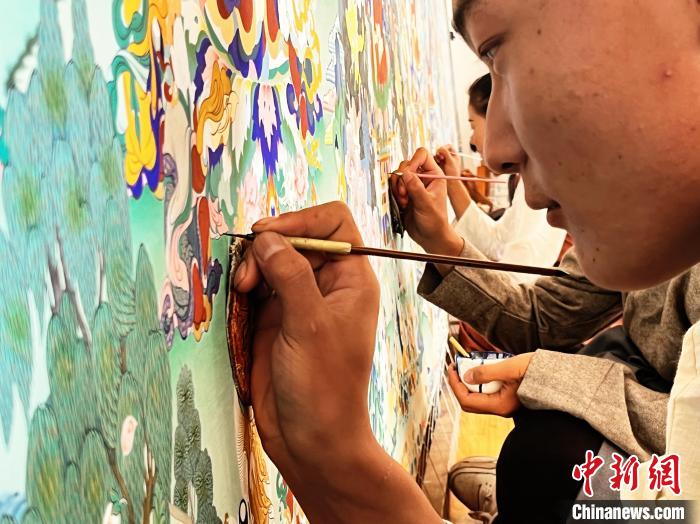 圖為畫師繪畫唐卡?！●R文莉 供圖