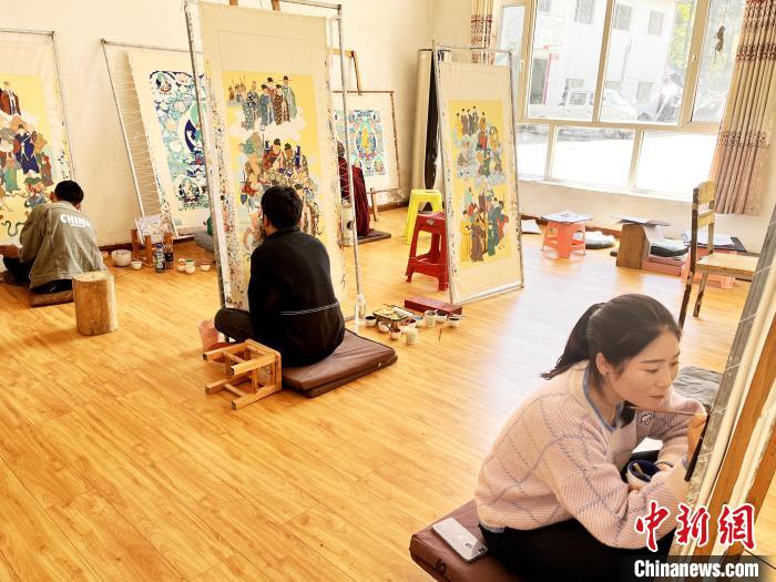 圖為畫室內(nèi)學(xué)徒練習(xí)繪畫唐卡?！●R文莉 供圖