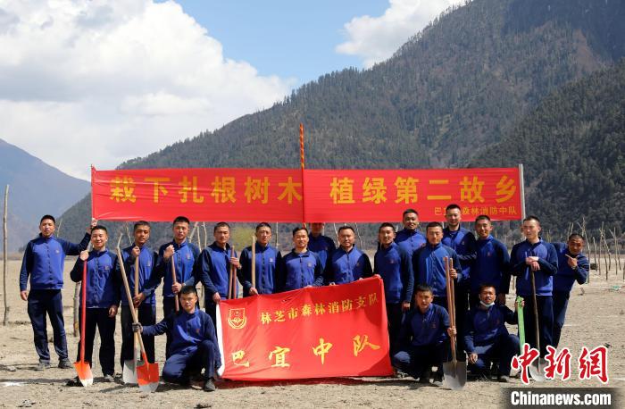 林芝市巴宜區(qū)森林消防中隊(duì)志愿服務(wù)隊(duì)合影留念。　西繞拉翁 攝