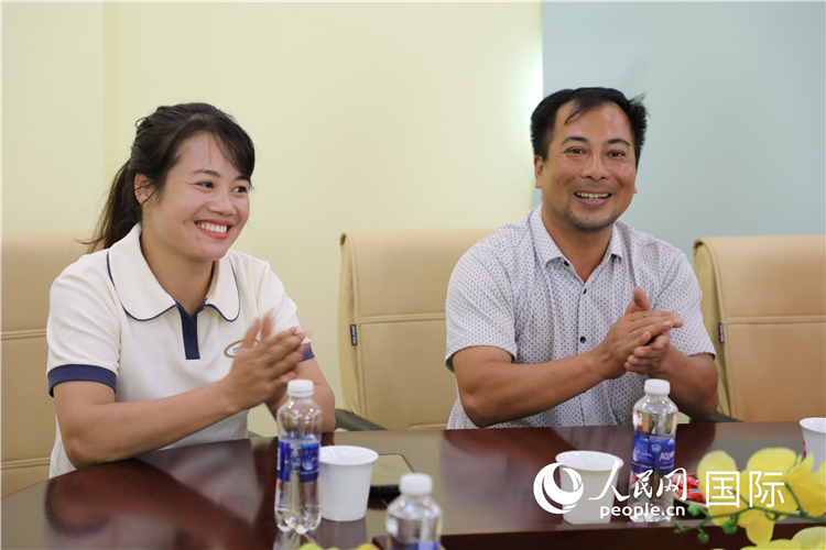 越南沙巴市黃連寄宿制民族小學(xué)老師阮氏秋姮、阮文享。人民網(wǎng)記者簡承淵攝