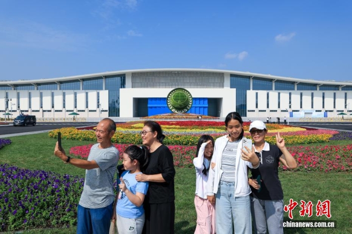 8月31日，天津，市民在2025年上海合作組織峰會主會場外自拍。當(dāng)日，2025年上海合作組織峰會在天津舉行。<a target='_blank' href='/'><p  align=