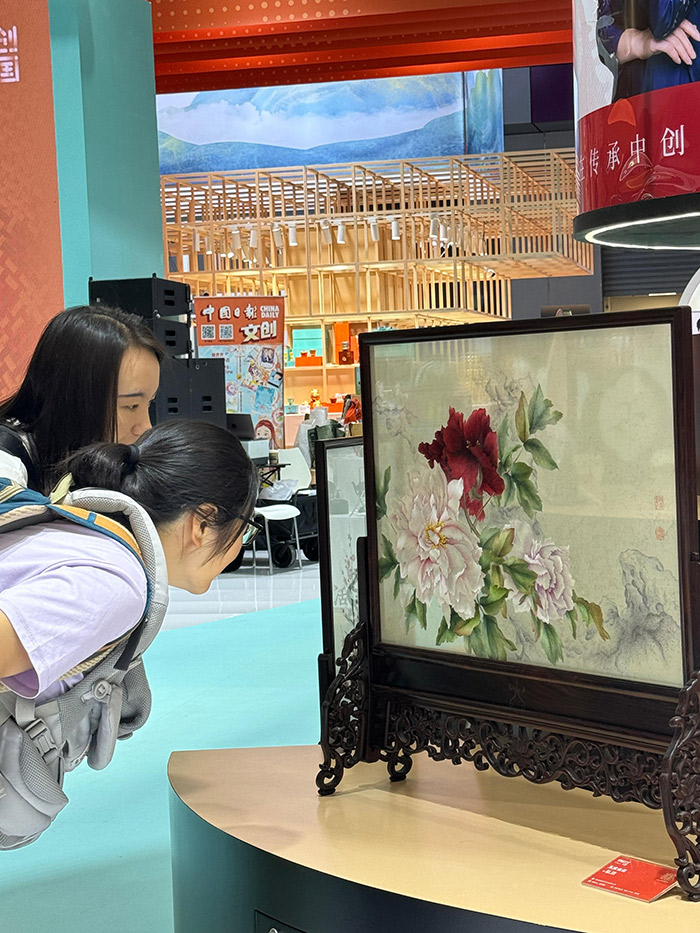“文創(chuàng)中國”專題展區(qū)。參展觀眾供圖