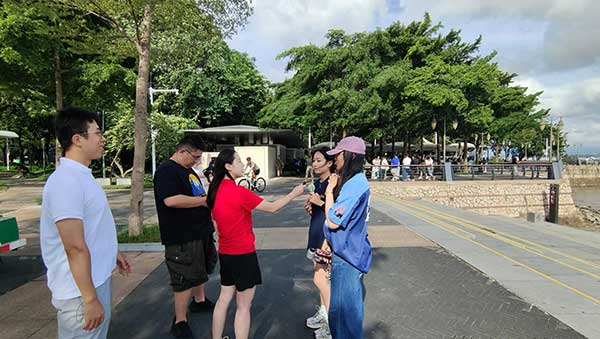 人民網(wǎng)記者采訪紅樹林公園游客。人民網(wǎng)記者 李彤攝