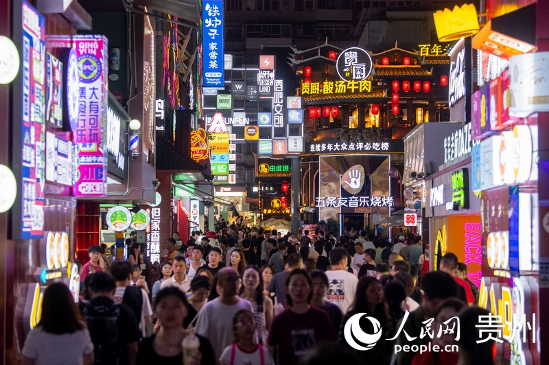 6月21日，貴陽，青云市集內(nèi)游人如織。人民網(wǎng)記者 翁奇羽攝