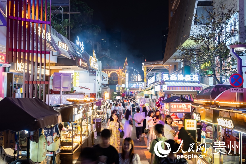 6月21日，夜幕下人頭攢動的貴陽市太平路街區(qū)。人民網(wǎng)記者 涂敏攝