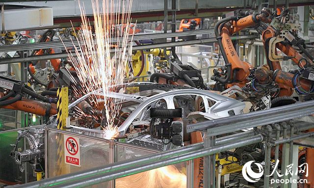 長(zhǎng)安汽車兩江工廠，機(jī)械臂正在工作。人民網(wǎng)記者 劉祎攝