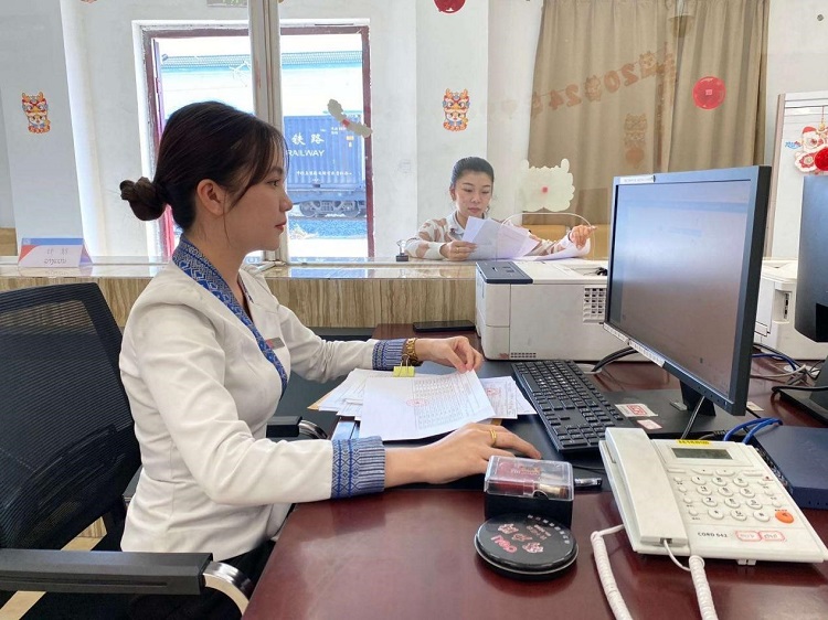 春節(jié)期間，中老鐵路員工堅守崗位，保障鐵路運行安全、暢通。李加勇攝