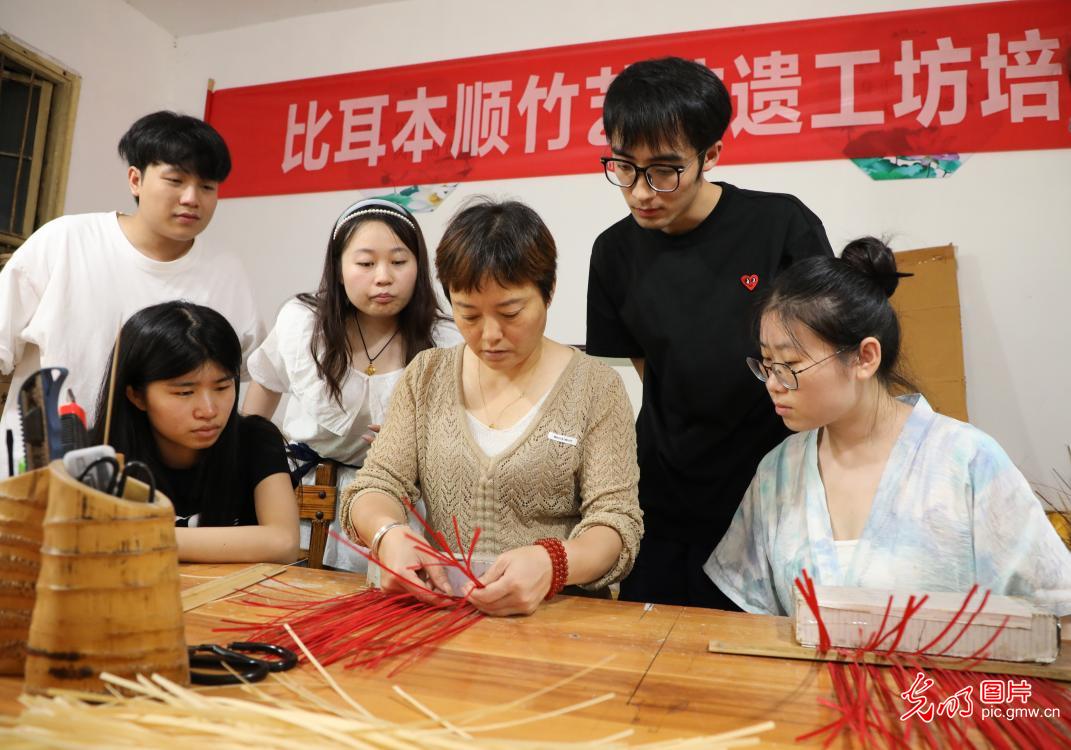 直播助農、健康義診、扮靚街巷……青年學子暑期返鄉(xiāng)服務桑梓