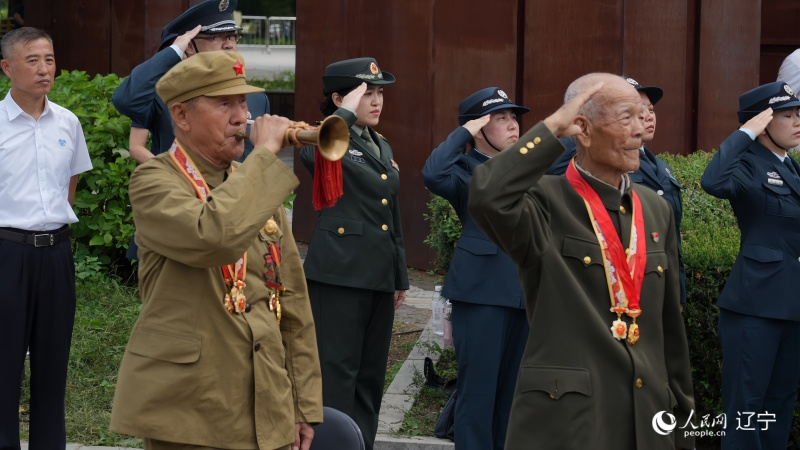 志愿軍老戰(zhàn)士南啟祥再次為戰(zhàn)友吹響了沖鋒號。人民網(wǎng)記者 周頌雪攝