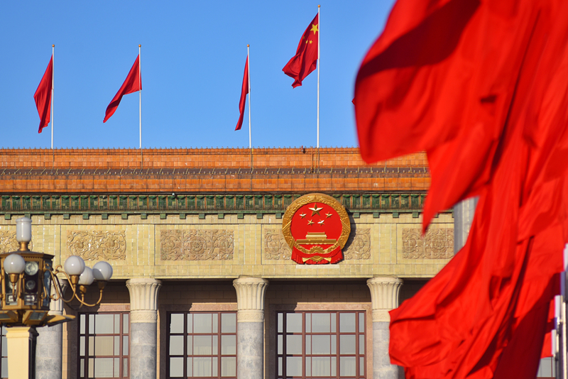 2024年3月8日，北京上空現(xiàn)“兩會藍”，人民大會堂前紅旗飄揚。