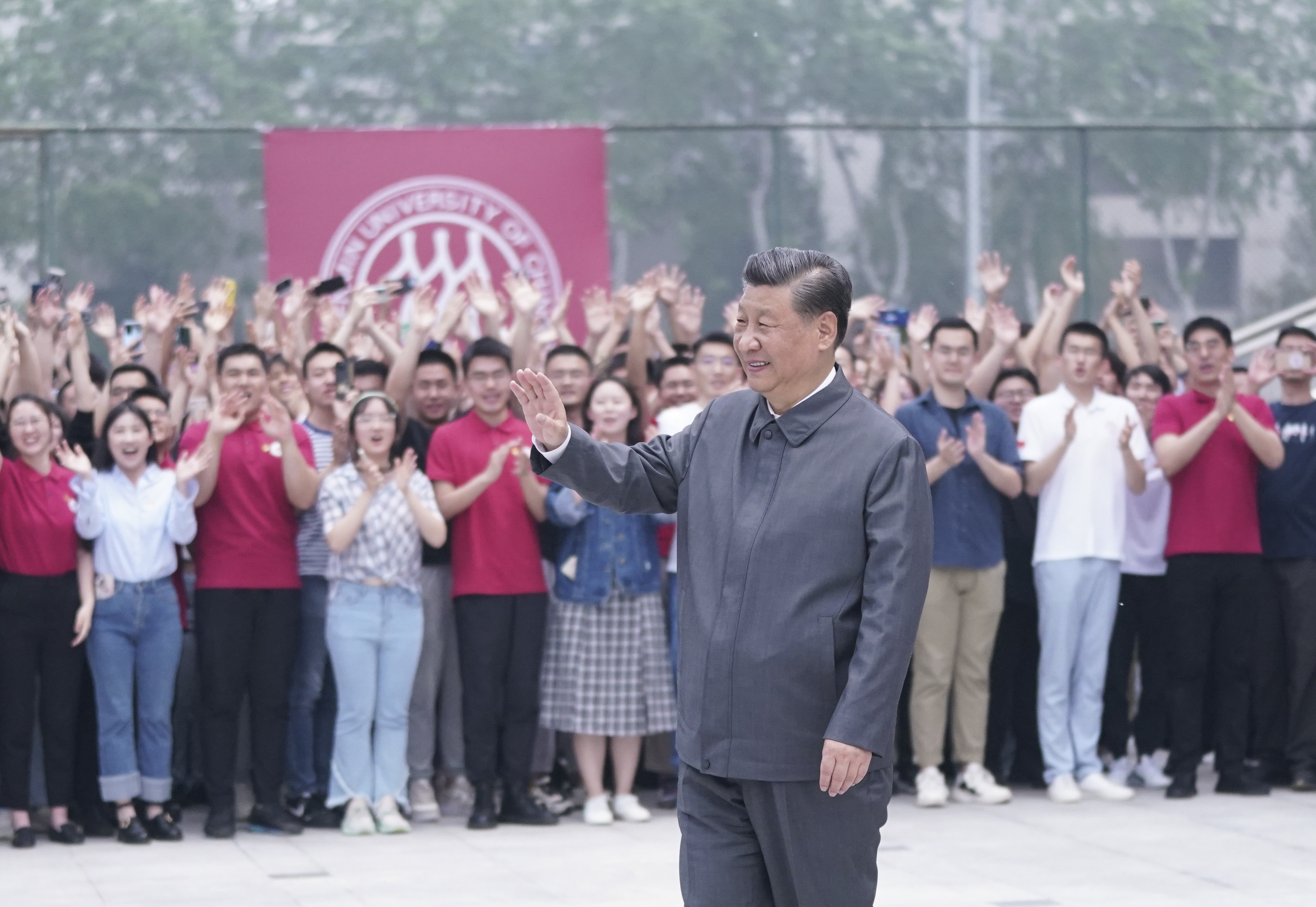 2022年4月25日，習(xí)近平總書記來到中國人民大學(xué)考察調(diào)研。這是習(xí)近平向師生們揮手致意。