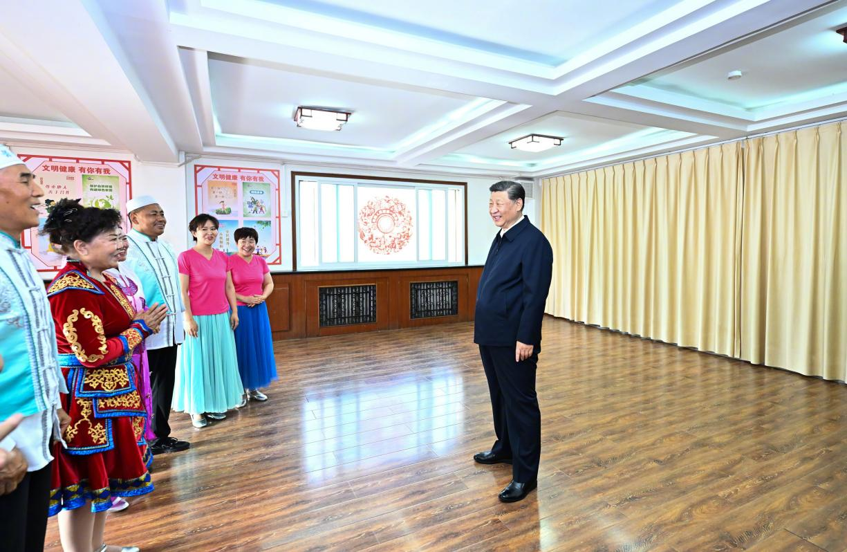 6月19日下午，習(xí)近平總書記在銀川市金鳳區(qū)長城花園社區(qū)活動室考察時，同社區(qū)居民親切交流。