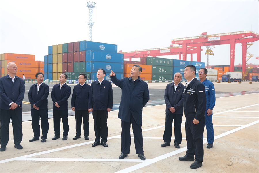 2024年5月22日至24日，中共中央總書記、國家主席、中央軍委主席習(xí)近平在山東考察。這是22日下午，習(xí)近平在日照港察看全自動化集裝箱碼頭作業(yè)場景。新華社記者 鞠鵬 攝