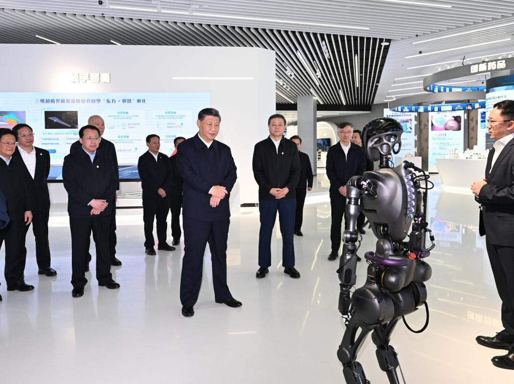 2023年11月28日下午，習近平在浦東新區(qū)張江科學城參觀上?？萍紕?chuàng)新成果展。新華社記者 謝環(huán)馳 攝
