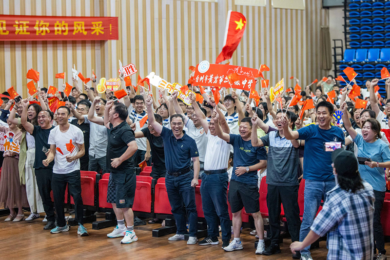 北京時(shí)間7月27日，2024年巴黎奧運(yùn)會(huì)首個(gè)比賽日，在射擊10米氣步槍混合團(tuán)體比賽中，中國(guó)選手黃雨婷/盛李豪獲得金牌。圖為黃雨婷的母校師生們通過收看奧運(yùn)直播的方式為她加油助威。