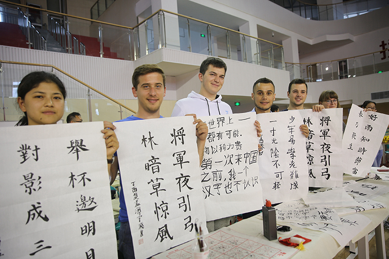 2017年6月5日，來自青島大學(xué)和中國(guó)石油大學(xué)（華東）的外國(guó)留學(xué)生在展示剛剛現(xiàn)場(chǎng)完成的書法作品。