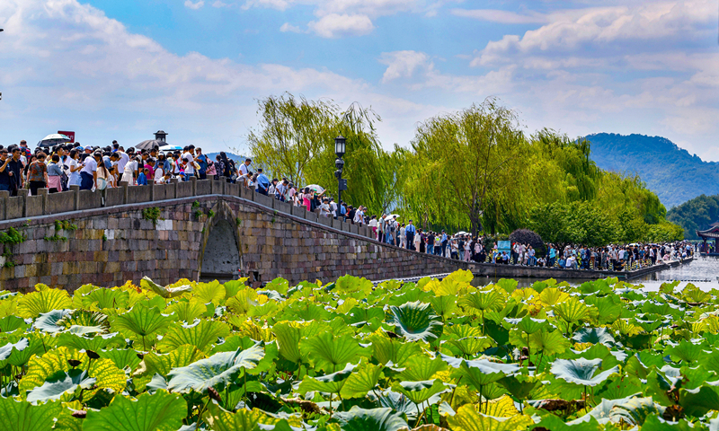 2024年10月4日，杭州西湖景區(qū)迎來國慶假期旅游高峰。