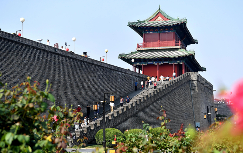 2024年9月16日，游客在河北省石家莊市正定古城游玩。