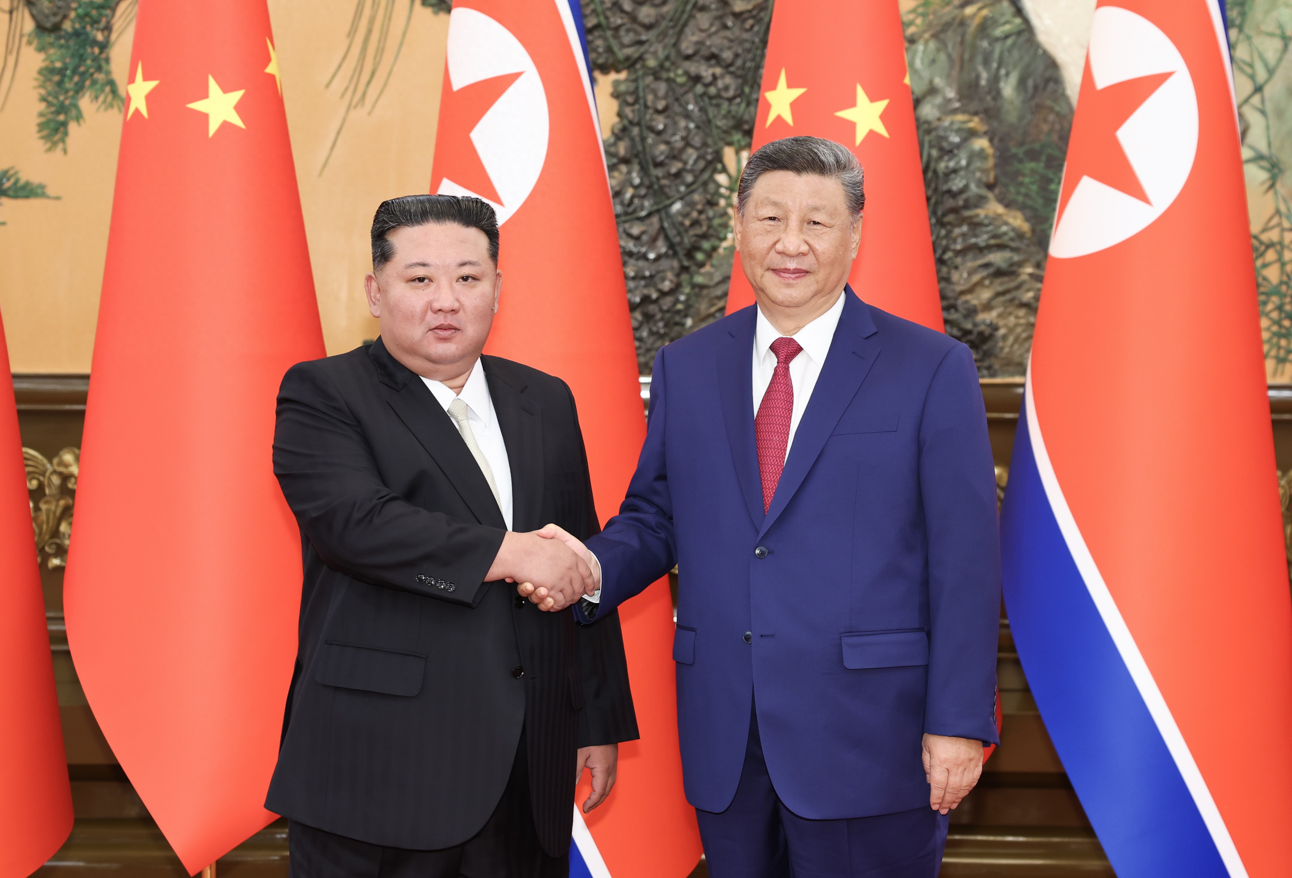 9月4日晚，中共中央總書記、國家主席習近平在北京人民大會堂同來華出席紀念中國人民抗日戰(zhàn)爭暨世界反法西斯戰(zhàn)爭勝利80周年活動的朝鮮勞動黨總書記、國務委員長金正恩舉行會談。