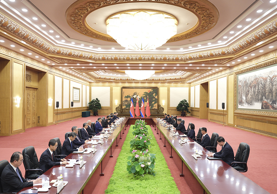9月4日晚，中共中央總書記、國家主席習近平在北京人民大會堂同來華出席紀念中國人民抗日戰(zhàn)爭暨世界反法西斯戰(zhàn)爭勝利80周年活動的朝鮮勞動黨總書記、國務委員長金正恩舉行會談。