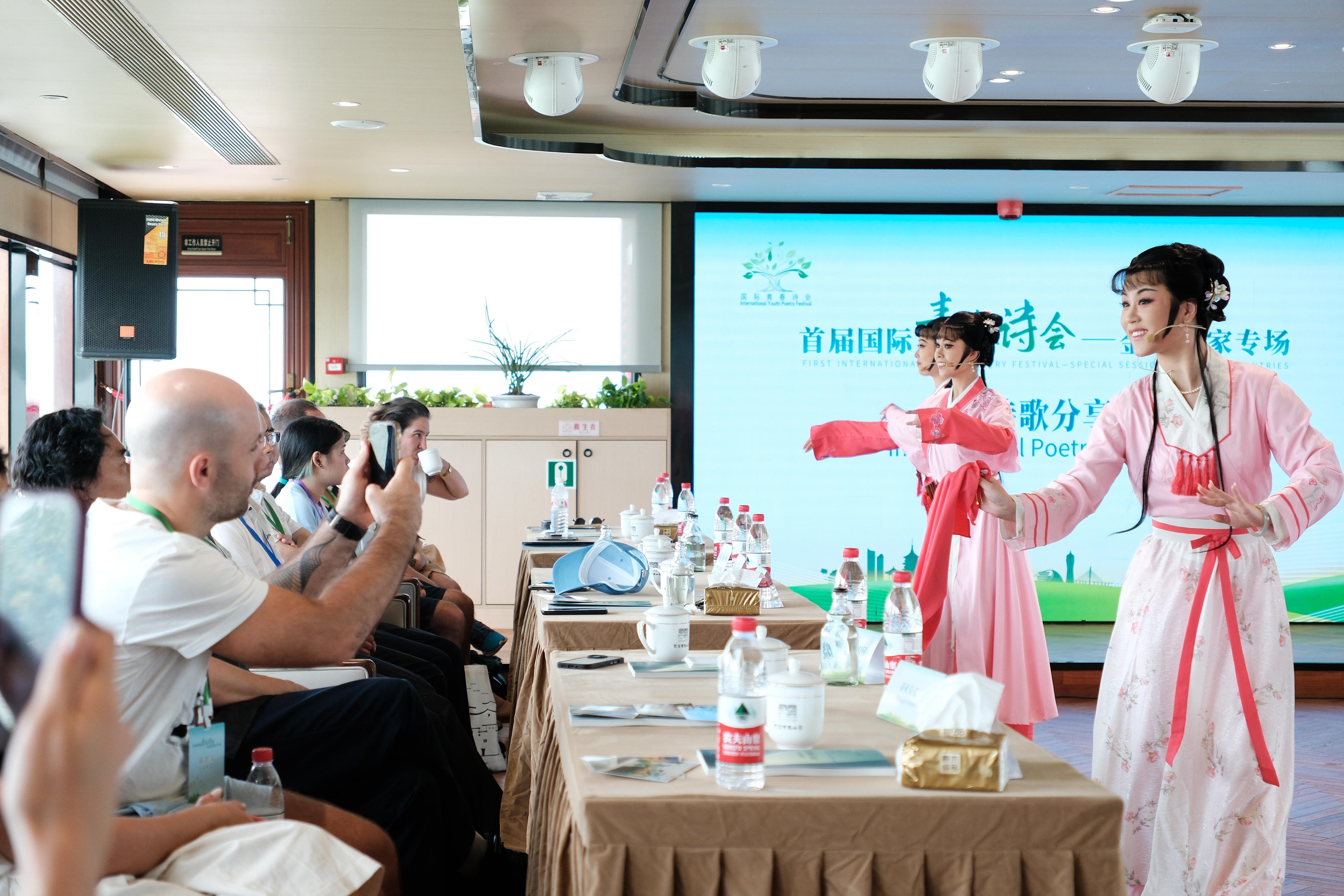 2024年7月21日，浙江杭州，金磚國家外國友人欣賞越劇《富陽新曲》。